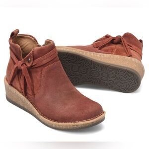 Born Women's Vaughn Round Toe  Rust Ankle Boots. Women’s size 7.5. Suede Leather